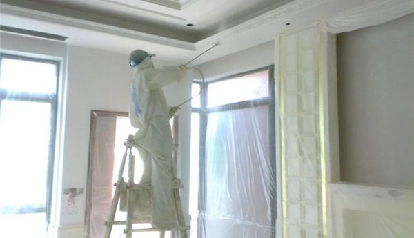 裝修施工：粉刷墻面是用滾輪粉刷還是用機(jī)器噴涂？哪種更好？